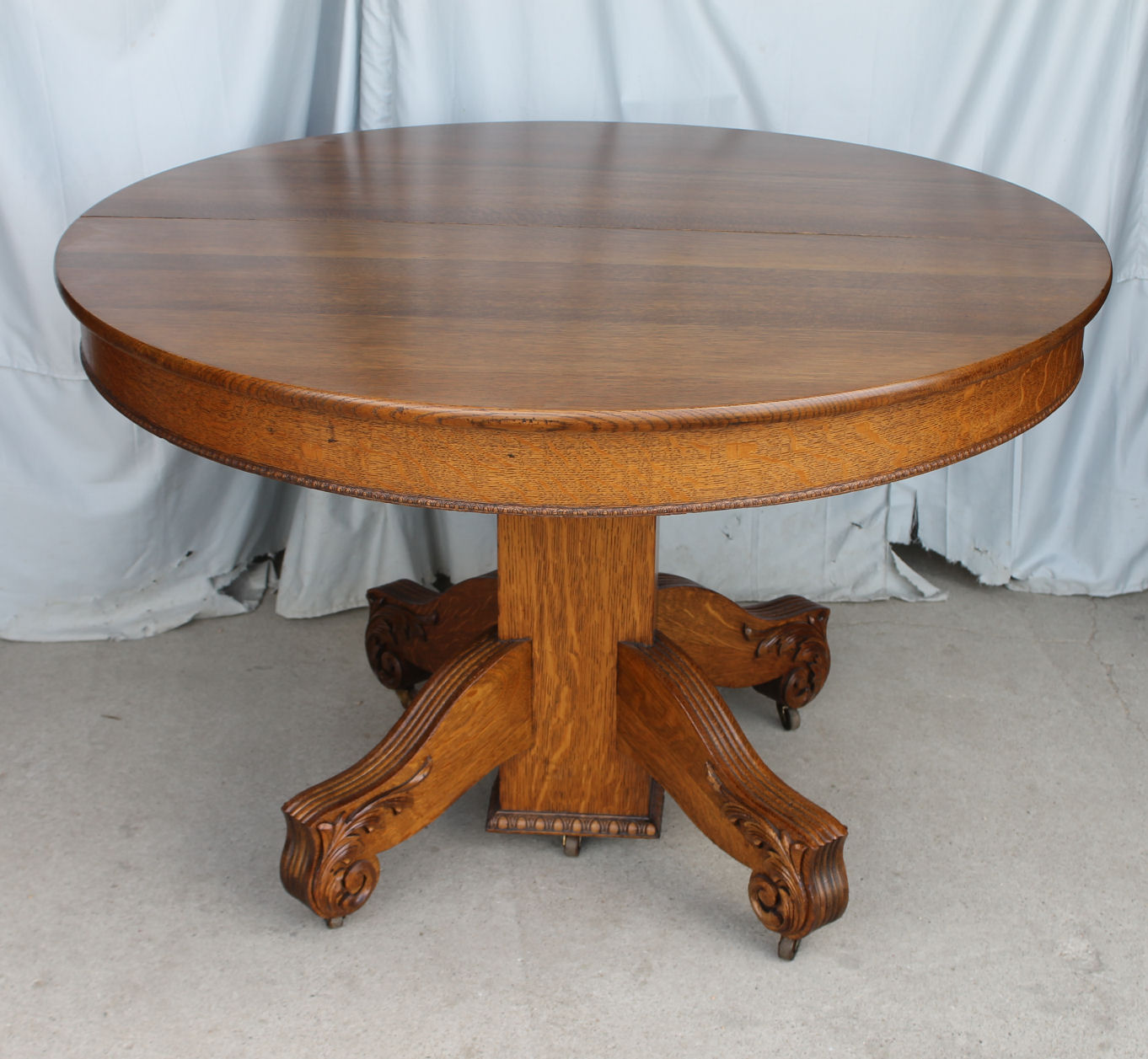 ginoviandesign: Antique Round Oak Dining Room Table