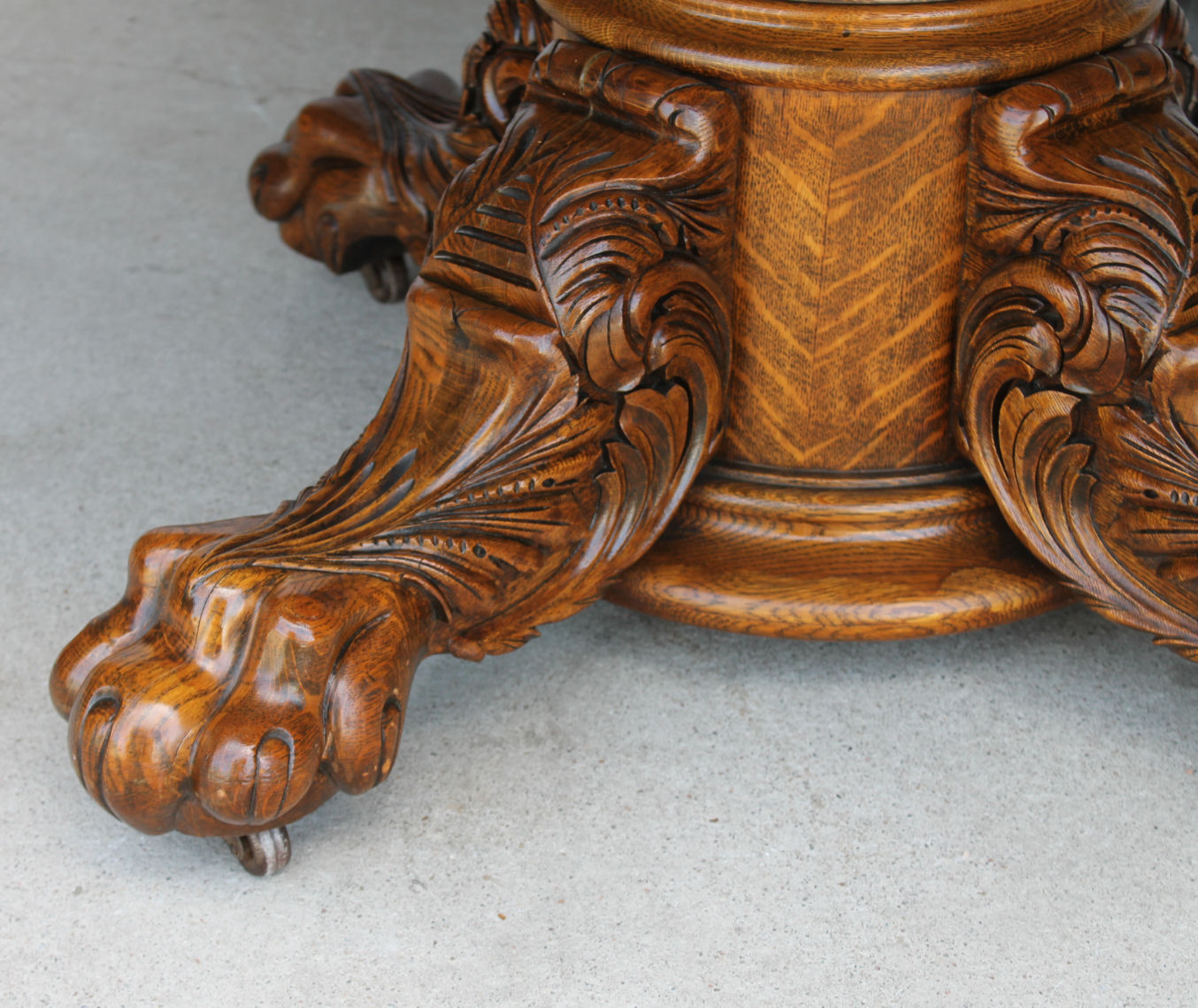 Bargain John's Antiques | Round Oak Dining Table - large carved claw
