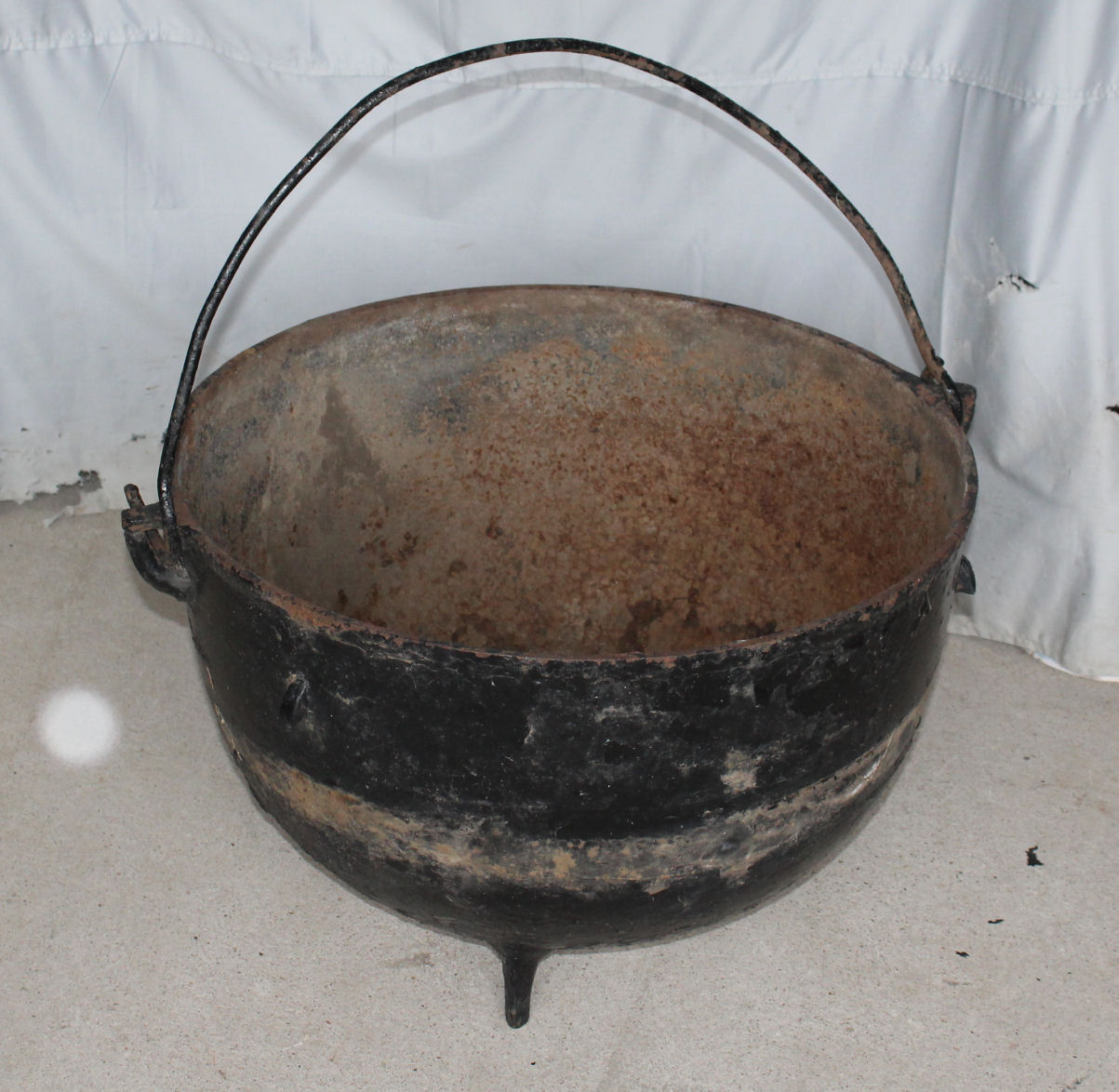 Large cast iron scalding pot, 27 diameter, crack