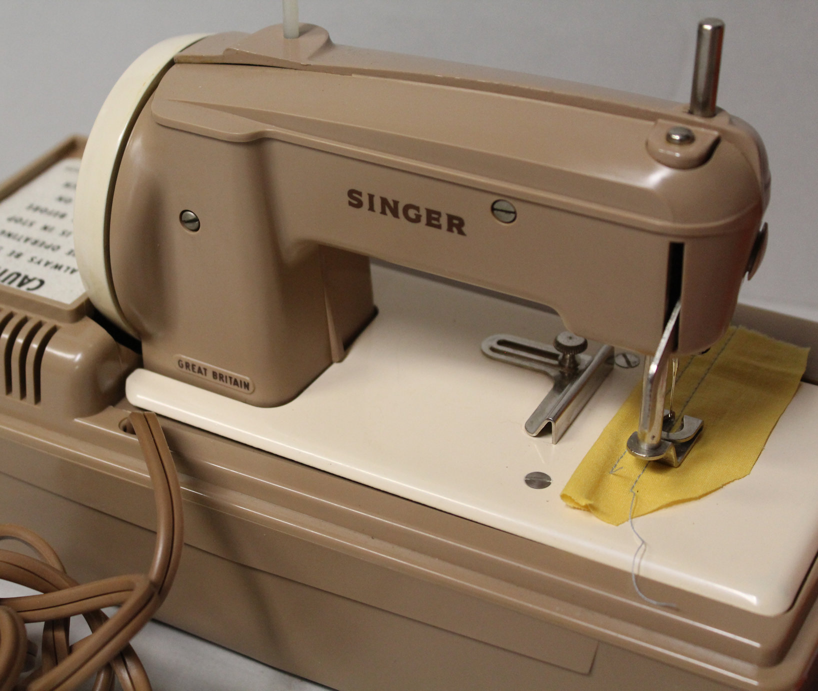 Vintage Singer Sewhandy Electric Small Sewing Machine w/ Case and Box 
