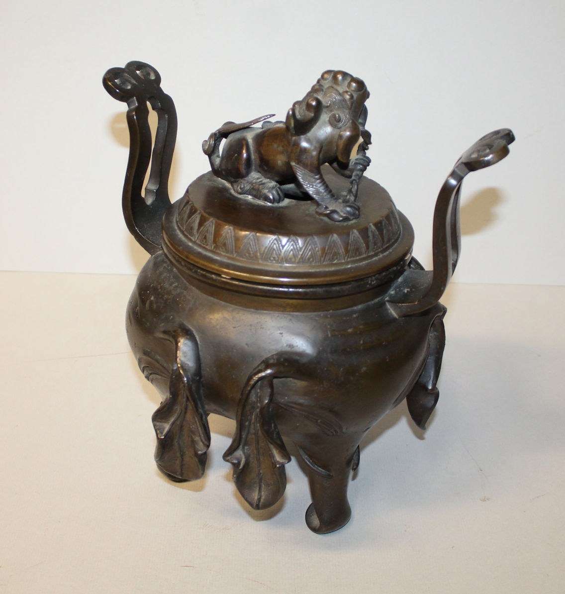 Bronze kettle decorated with figures